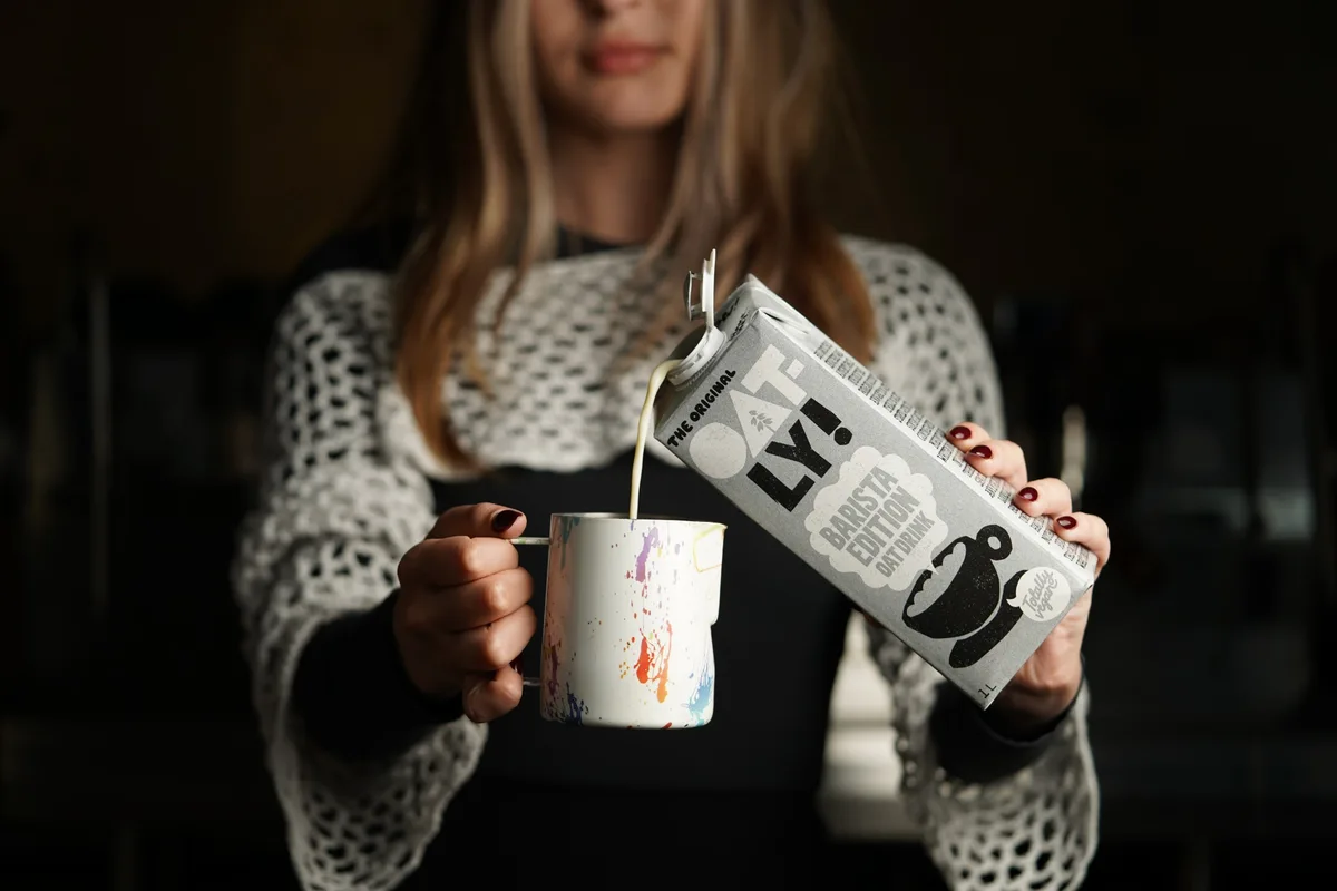 Oatly Barista Edition — напій наливають у чашку